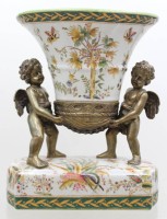 Auktion 371 / Los 8107 <br>Vase getragen von 2 Bronze-Puttis, Wong Lee, florales Dekor, ca. H-26,5cm B-22,5cm