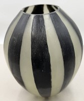 Auktion 371 / Los 10035 <br>grosse Glasvase, schwarz gestreift, H-32 cm