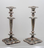 Auktion 371 / Los 11031 <br>Paar hohe Leuchter, Kupfer versilbert, berieben, ca. H-30,5cm