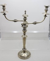 Auktion 371<br>3flammiger Kandelaber, wohl England, &auml;lter, Reparationsstelle, leicht verbogen, mittlere T&uuml;lle lose (Rostschaden), ca. H-57,5cm B-47,5cm