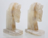 Auktion 371<br>Paar Onyx-Buchst&uuml;tzen, Pferdek&ouml;pfe, 1x an Ohr bstossen, ca. H-16cm