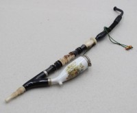 Auktion 371<br>Pfeife um 1900, Porzellankopf mit Druckdekor, Holz/Onyx, ca. L-40cm