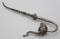 Auktion 371<br>antike Pfeife, wohl Indien, silberfarbenes Metall, ca. L-33cm
