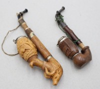 Auktion 371<br>2x div. &auml;ltere beschnitzte Holz-Pfeifen, ca. L-24,5cm