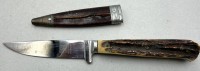 Auktion 371<br>kl. Jagdmesser mit Hirschhorngriff und Lederscheide, L-21,5 cm