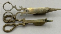 Auktion 371<br>2x antike Kerzenl&ouml;scher bzw. Dochtscheren, Messing, 1x mit Feder, L-max. 17 cm