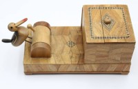 Auktion 371<br>mechanischer Zigarettenspender aus Holz, Mechanik defekt, Schnabel defekt, Deckel festgeklebt. ca. H-8,5cm B-17,5cm