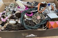 Auktion 371<br>Schuhkarton voll vintage Modeschmuck, ca. 2,5 kg
