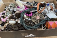 Auktion 371 / Los 1043 <br>Schuhkarton voll vintage Modeschmuck, ca. 2,5 kg