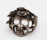 Auktion 371<br>925er Silber-Ring, Totenkopf- und Rosendesign,  10,4gr., RG 63