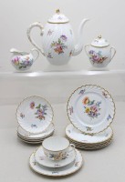 Auktion 371<br>Nymphenburger Kaffeeservice mit Rippenrelief und Blumendekor, Entw. Wenzel Hasler, 20/30er Jahre, Kanne ca. H-22cm (Deckelbl&uuml;te min. Chip), Tassen ca. H-5,3cm