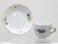 Auktion 371<br>Mokkatasse mit U.T., Meissen, Schwertermarke, 1. u. 2. Wahl, Blumendekor, ca. H-5cm
