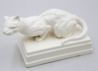 Auktion 371 / Los 9023 <br>Figur eines Pumas, Keramik, wei&szlig; glasiert, wohl 20er Jahre, leider an Nase bestossen, ca. H-11cm B-19,5cm