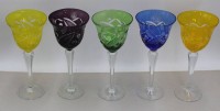 Auktion 371<br>5x hohe Buntglas-Weingl&auml;ser mit Schliff, H-20,5 cm,
