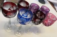 Auktion 371 / Los 10040 <br>7x Buntglas-R&ouml;mer, Kuppa  tw. selber Schliff, Stand leicht unterschiedlich, H-20 cm