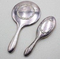 Auktion 371 / Los 11043 <br>Handspiegel und Kleiderb&uuml;rste, England, versilbert, ca. L-29cm