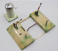 Auktion 371 / Los 12002 <br>M&auml;rklin-L&auml;utwerk und Kibri-Bahn&uuml;bergnag, &auml;lter, ca. H-10,5cm , &Uuml;bergang 25 x 15cm