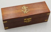 Auktion 371<br>maritimer Messing-Bechersatz in Holzkasten, neuzeitl. , Becher ca. H-5cm, Kasten 7 x 19,5 x 6,5cm