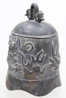 Auktion 371<br>Bronze-Glocke, China, Reliefdekor, ca. H-18,5cm D-13,5cm