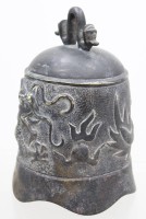 Auktion 371<br>Bronze-Glocke, China, Reliefdekor, ca. H-18,5cm D-13,5cm