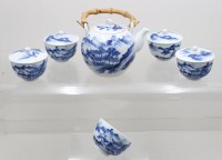 Auktion 371<br>Teekanne mit 5 Teebechern, 4x mit Deckel, gemarkt, China, blaues Landschaftsdekor, ca. H-11cm und Becher ca. H-6,5cm