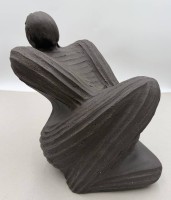 Auktion 371<br>Anne-Gret Winkler (1944 - 2018) , moderne Skulptur "Sitzender" braune Terrakotta, H-H-ca. 27 cm, T-ca. 25 cm
