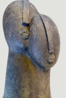 Auktion 371<br>Anne-Gret Winkler (1944 - 2018) , grosse moderne Skulptur "Liebespaar-K&ouml;pfe" braune Terrakotta. H-50 cm, 10,8 kg,  signiert/datiert , leicht bemoost (stand im Garten)  s.google Galerie11