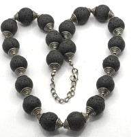 Auktion 371 / Los 1050 <br>schwarze Lava Perlensteinkette mit versilb. Zwischengliedern, L-ca. 50 cm, ca. 132 gr