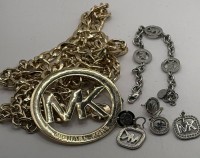 Auktion 371<br>Lot Michael Kors Schmuck, Ketteng&uuml;rtel, Armband, 2 Paar Ohrstecker, 2x Anh&auml;nger