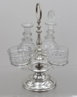 Auktion 371 / Los 11045 <br>Menage um 1900, versilberter Halter,  ein Fehlteil, Glas mit Bestossungen, ca. H-26cm