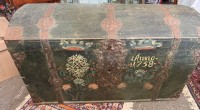 Auktion 371 / Los 14015 <br>grosse Runddeckeltruhe mit Eisenbeschl&auml;gern, dat. 1753, F&uuml;sse lose anbei