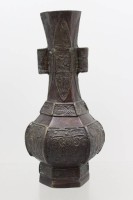 Auktion 371<br>sogen. Pfeil-Vase, China, alter ?, Bronze, ca. H-25,5cm