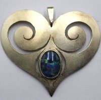 Auktion 371<br>gr. herzf&ouml;rmiger Anh&auml;nger, 835er Silber mit Opal, ca. 17,5gr., ca. 5,5 x 6cm