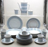 Auktion 371 / Los 8125 <br>Restservice, F&uuml;rstenberg, blau/wei&szlig;, 60er Jahre, Kaffeekern, 7x Tassen, 7x U.T., 5x flache Teller, 6x tiefe Teller, 8x Kuchenteller,