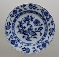 Auktion 371<br>Teller, Meissen, Schwertermarke, Zwiebelmuster, 2 Schleifstriche, D-24cm
