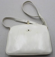 Auktion 371 / Los 13006 <br>Damenhandtasche, Assima Creation, wei&szlig;, Tragespuren, ca. 19 x 24,5cm