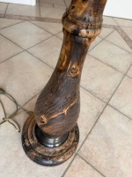 Auktion 371<br>Hohe Stehlampe, Holzstand