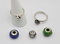Auktion 371<br>2x div. Silber-Ringe -925- sowie 3 Charms f&uuml;r Pandora-Armband,  Ringe ca. 8,7gr.