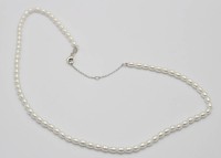 Auktion 371<br>SW-Perlenkette, Silberschlie&szlig;e, ca. L-36cm