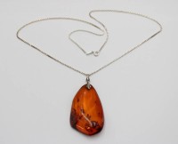 Auktion 371<br>gr. Bernstein-Anh&auml;nger an Silberkette, zus. ca. 21,4gr., ca. L-59cm Anh. L-7,5cm