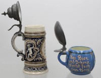 Auktion 371 / Los 9045 <br>2x div. Bierkr&uuml;ge, 1x mit Spruch, Zinndeckel, ca. H-14 u. 24,5cm