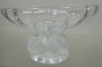 Auktion 371<br>Tafelaufsatz Modell "Nogent" von der Marke Lalique France aus satiniertem Glas,, . 1966 von Marc Lalique entworfen.Stand mit vier Spatzen.in Boden Markenname eingraviert.H- ca. 9 cm, D-ca. 14 cm.