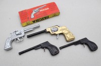 Auktion 371 / Los 12008 <br>4x alte Spielzeug-Pistolen, 1x orig. Karton, ca. L-21cm, bespielte Erhaltungen