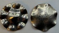 Auktion 371<br>2x Buckel-Broschen, Alpacca, Handarbeit, D-ca. 4 cm