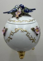 Auktion 371<br>gr. Bonbonniere "Unterweissbach" Vogelpaar als Deckelbekr&ouml;nung,  einige Bl&uuml;tenbl&auml;tter bestossen, H-16 cm, B-15 cm