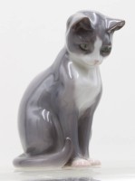 Auktion 371<br>Sitzende Katze, Bing &amp; Gr&ouml;ndahl,  Entw. Ingeborg Plockross Irminger, Modellnr. 2454, ca. H-10,8cm