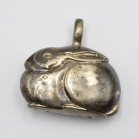 Auktion 371<br>fig&uuml;rliche Baby-Rassel, Hase, &auml;lter, versilbert,  4,5 x 5cm