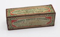 Auktion 371<br>Blech-Stereoskop um 1900, Kaiser's Kaffee-Gesch&auml;ft, Altersspuren, ca. 3 x 9cm