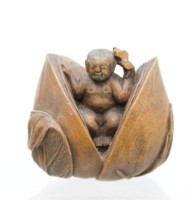 Auktion 371<br>japanische Netsuke-Schnitzerei aus Holz, &auml;lter, an Hand besch&auml;digt, ca. H-3,5cm