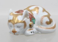 Auktion 371<br>Kutani-Porzellanfigur einer schlafenden Katze, Japan, 20. Jhd., ca. H-4,5cm B-9,5cm